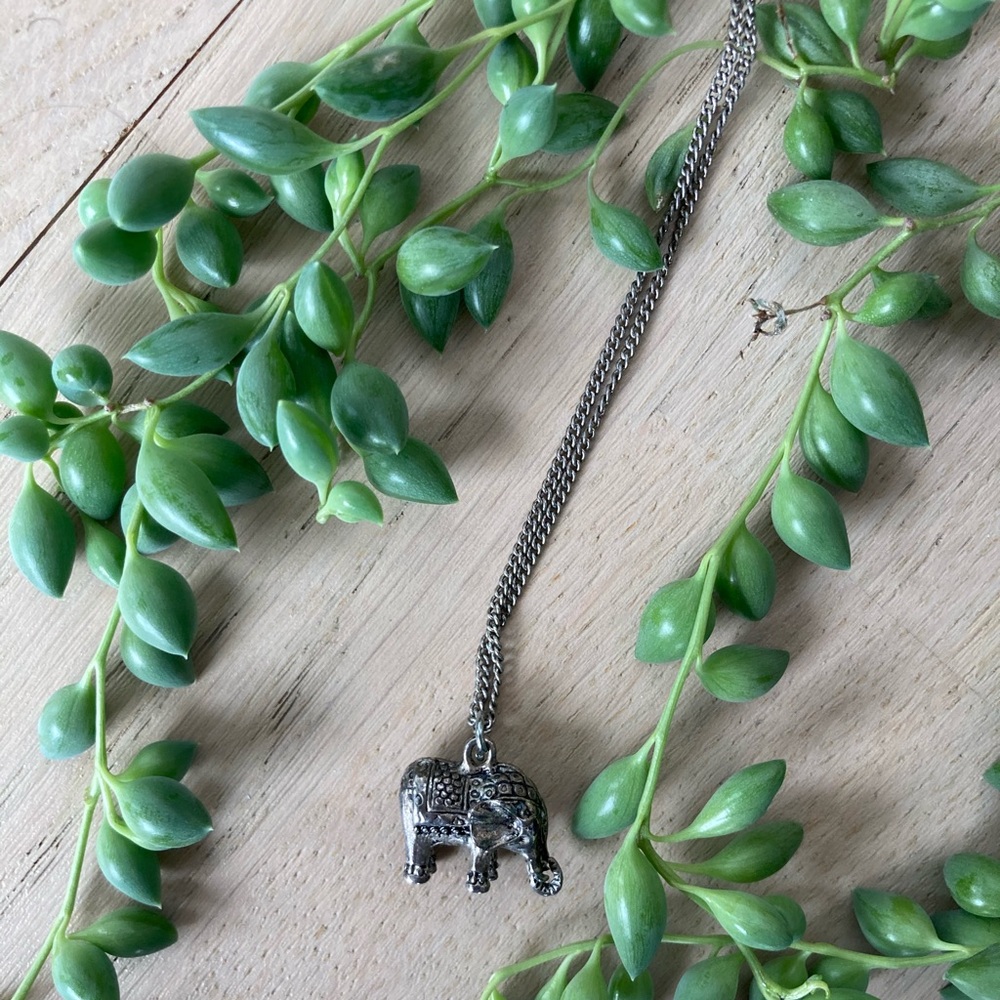 🌻5/$10 bundle🌻Elephant pendant